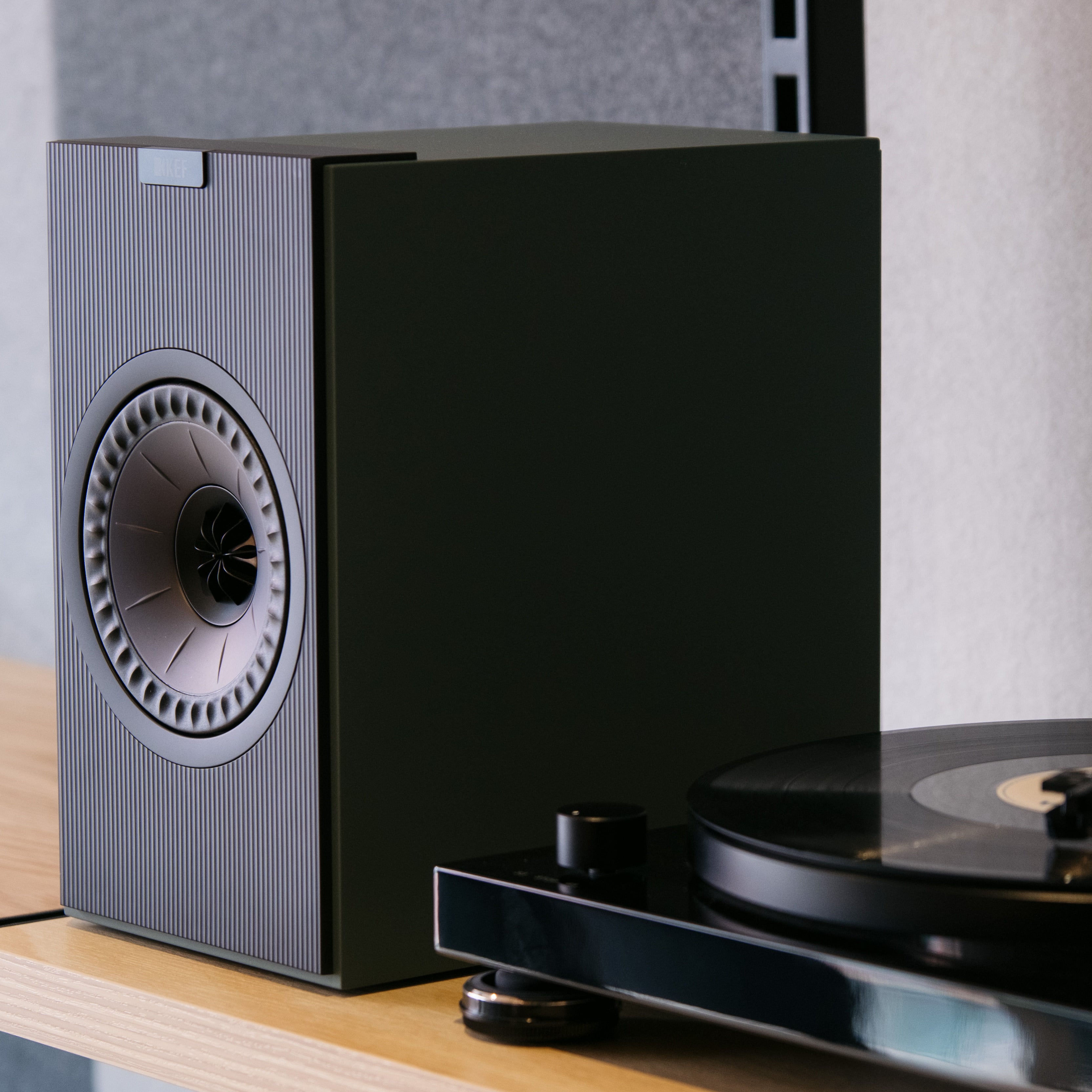KEF Coda W + AT-LPW50PB Bundle