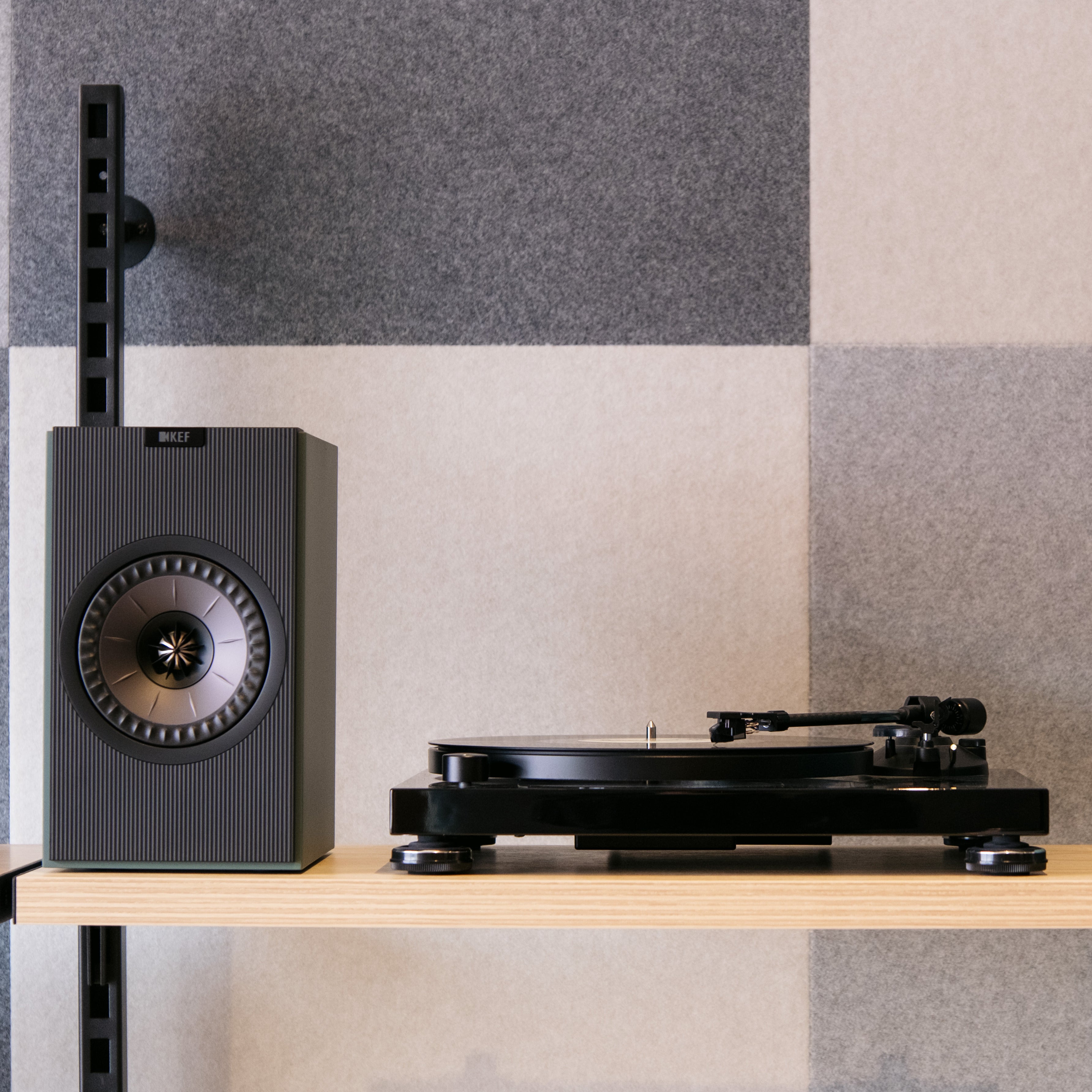KEF Coda W + AT-LPW50PB Bundle